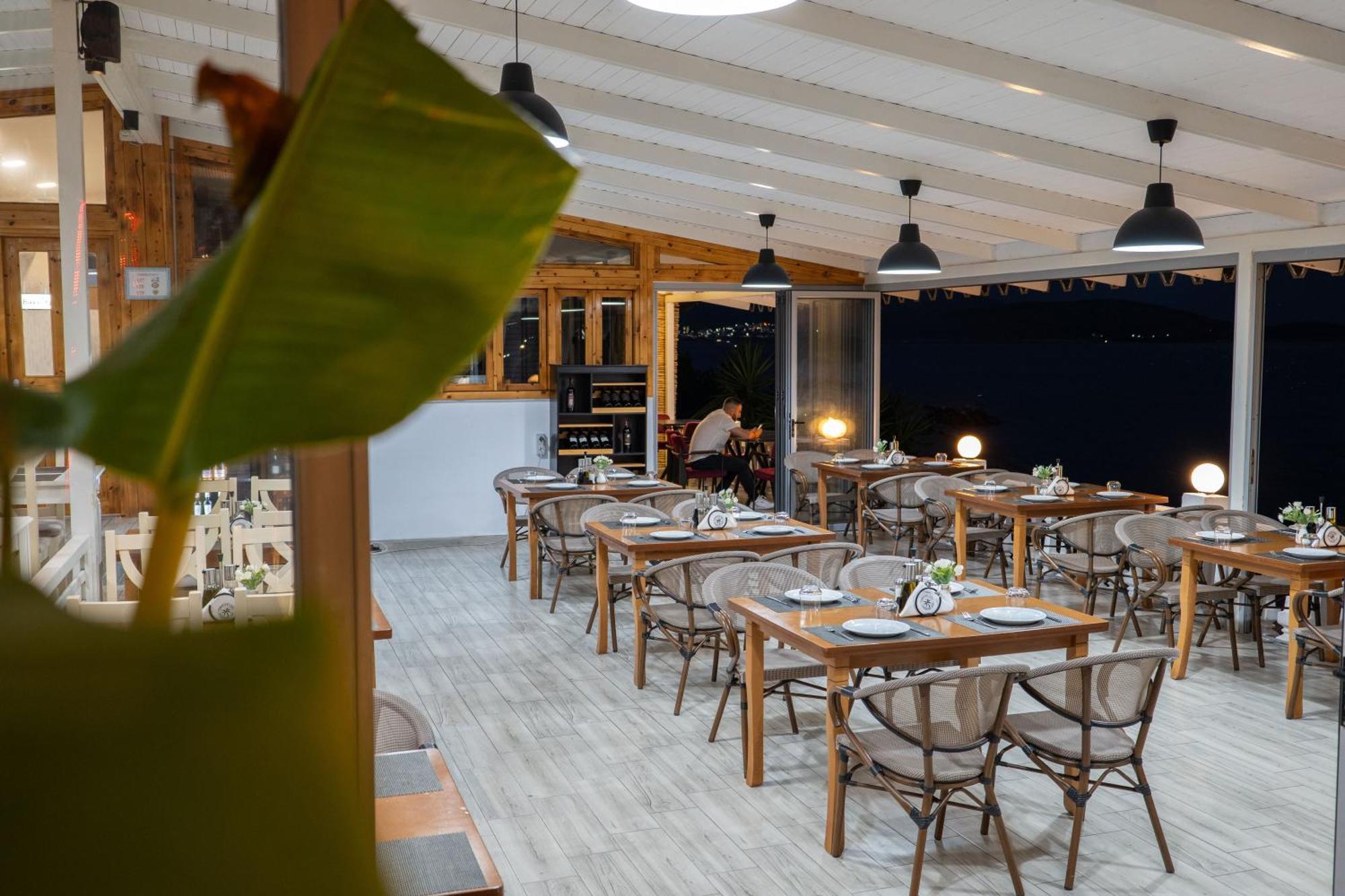 Hotel Kompleks Joni Саранде Екстериор снимка